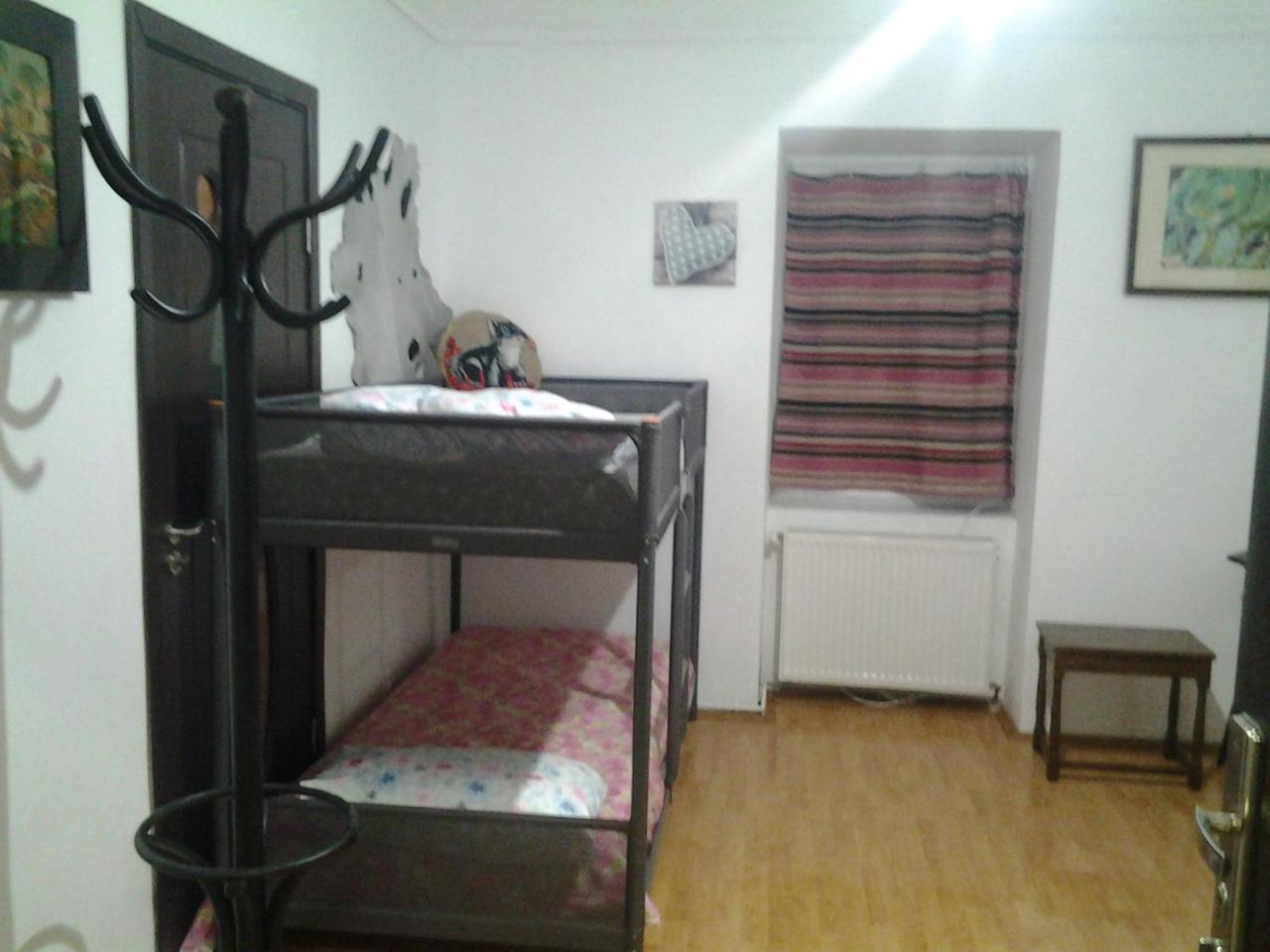 Leyla Hostel Брашов Экстерьер фото